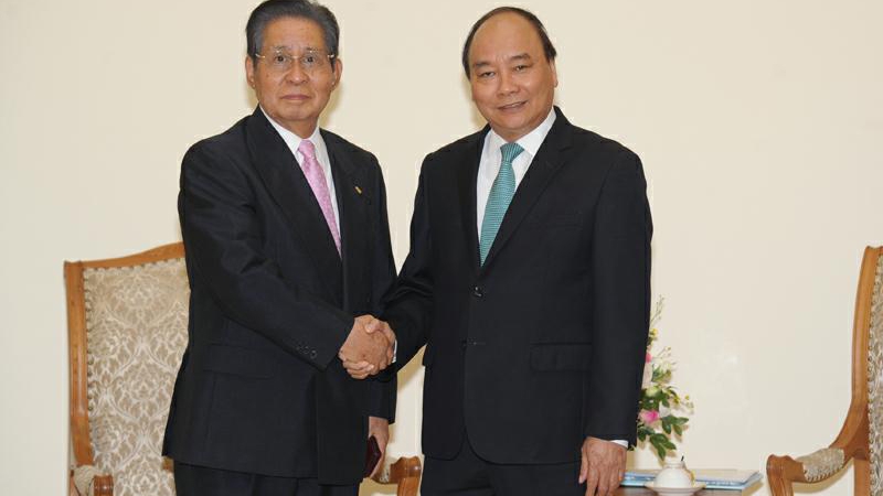 政府总理阮春福会见日本首相顾问饭岛勋