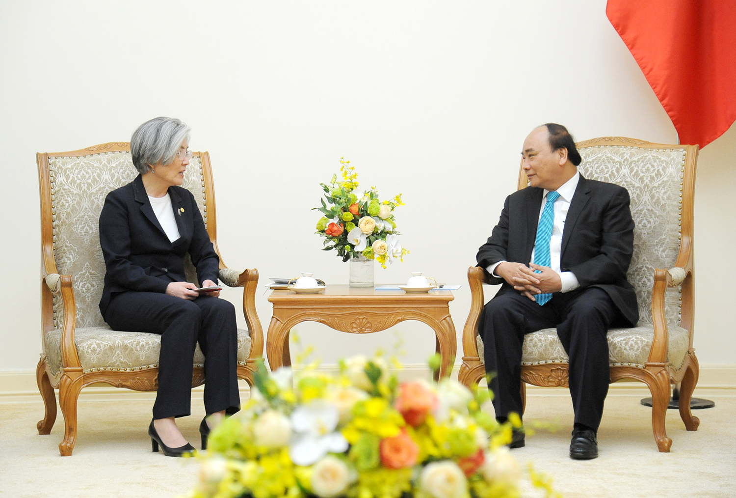 越南政府总理阮春福会见韩国外长康京和