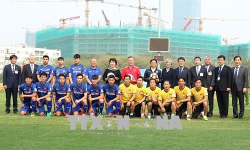 韩国总统、越南政府副总理武德儋与越南U23国家队进行交流