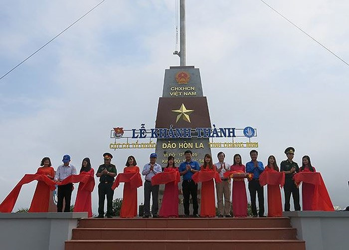 越南广平省拉岛祖国旗台正式落成