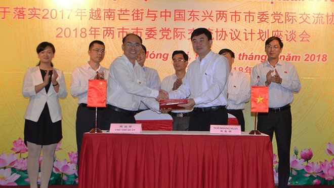 广宁省芒街市与中国东兴市签署2018年两市市委党际交流协议