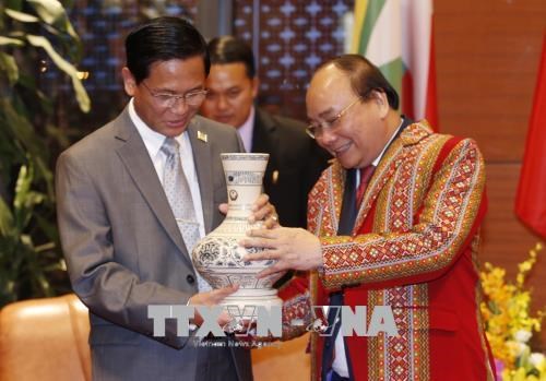 政府总理阮春福会见缅甸副总统亨利