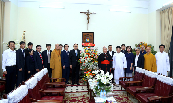 越南祖国阵线中央委员会主席陈青敏祝贺2018年复活节
