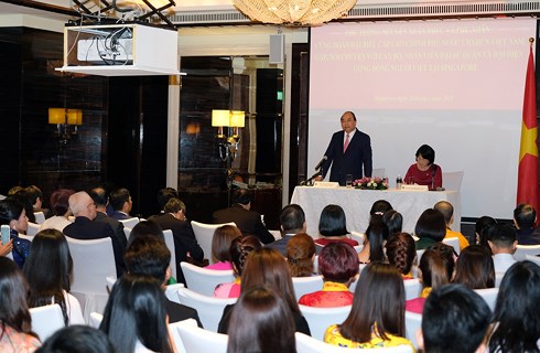 越南政府总理阮春福会见旅居新加坡越南人