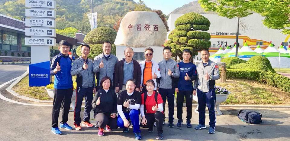 韩国教练朴恒绪为越南射击选手黄春荣加油打气