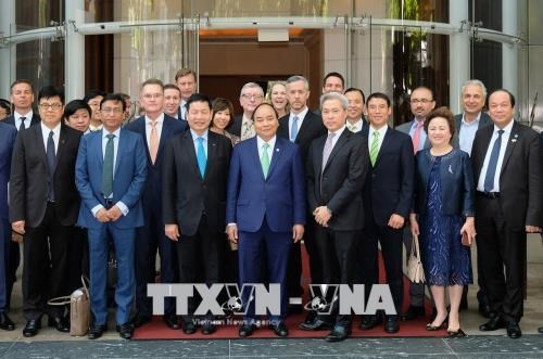 阮春福总理出席大型跨国集团及公司领导圆桌座谈会