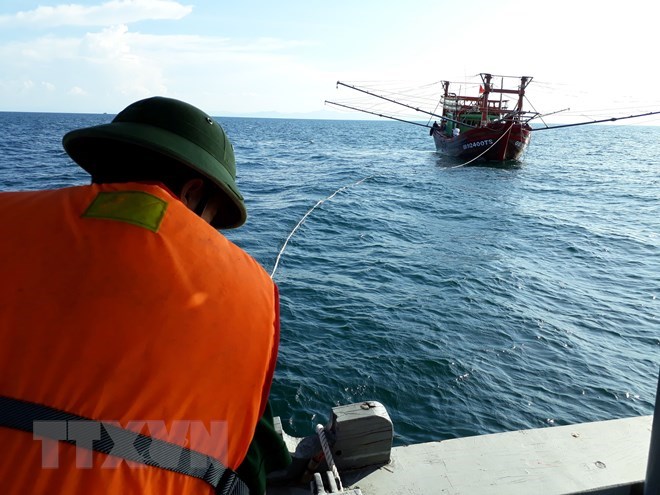 广南省边防部队成功救助48名海上遇险渔民