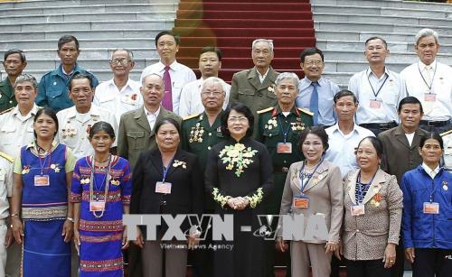 越南国家副主席邓氏玉盛会见昆嵩省为国立功者代表团