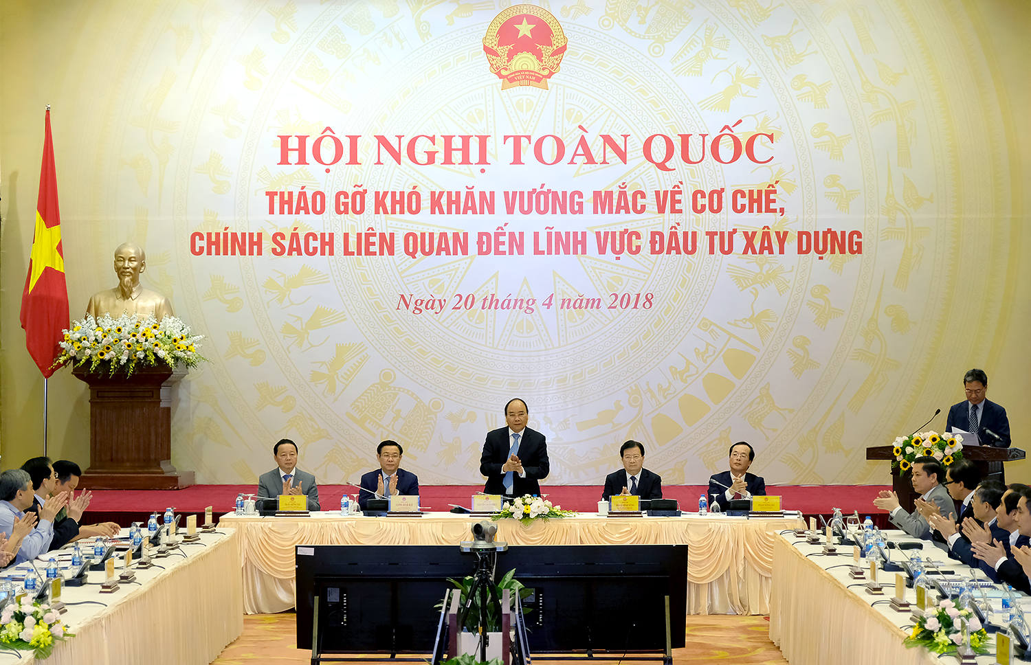 政府总理阮春福主持为投资建设领域纾困会议