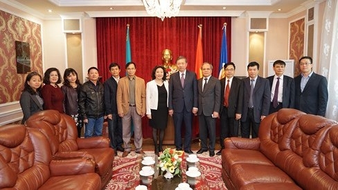 越南公安部部长苏林探访越南驻哈萨克斯坦大使馆