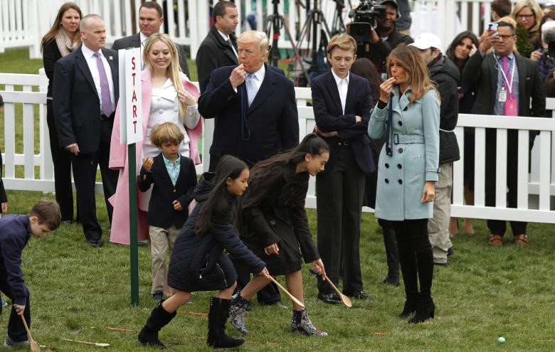 特朗普夫妇出席白宫“滚彩蛋”活动