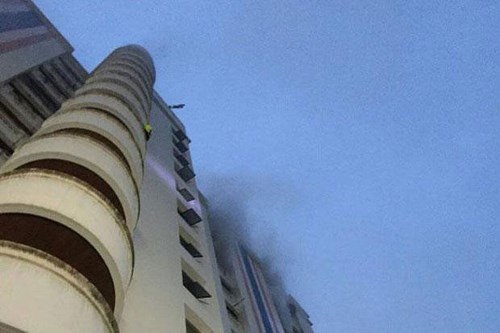 泰国曼谷一公寓失火　造成至少3死30伤