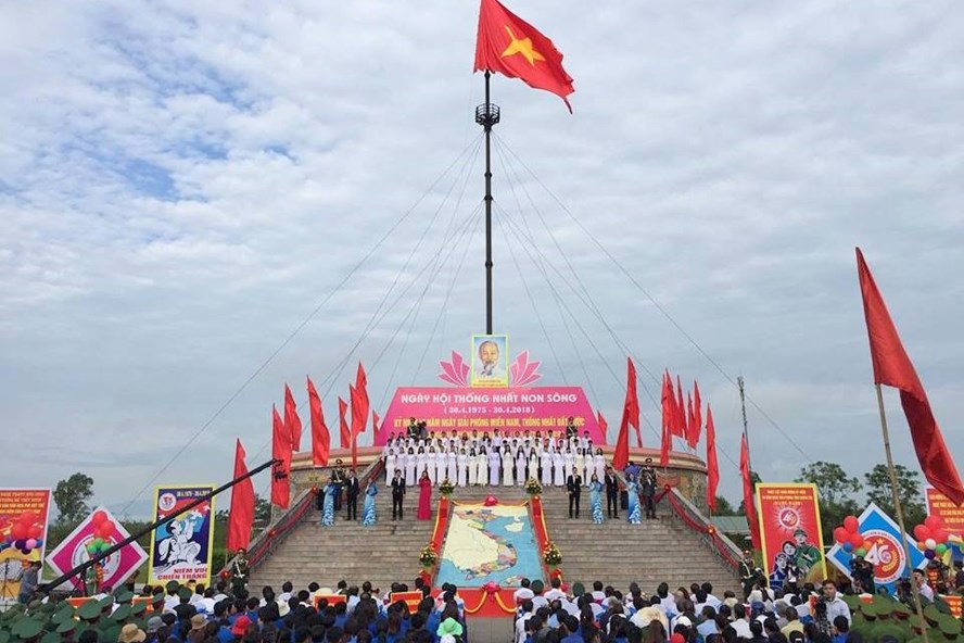 越南“统一江山”升旗仪式在广治省贤良大桥举行