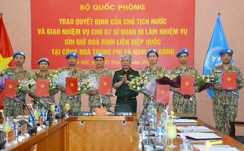 越南7名军官即将出国执行联合国维和任务
