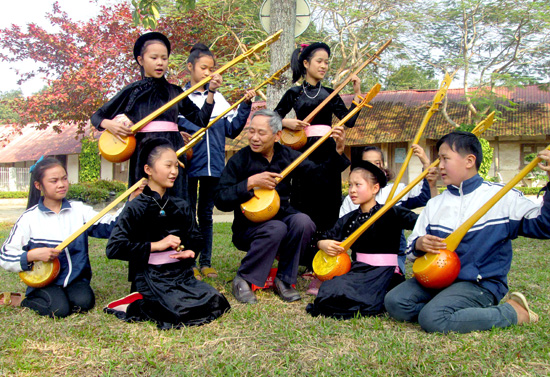 越南艺术家呼吁出台有效措施保护并弘扬天琴弹唱艺术