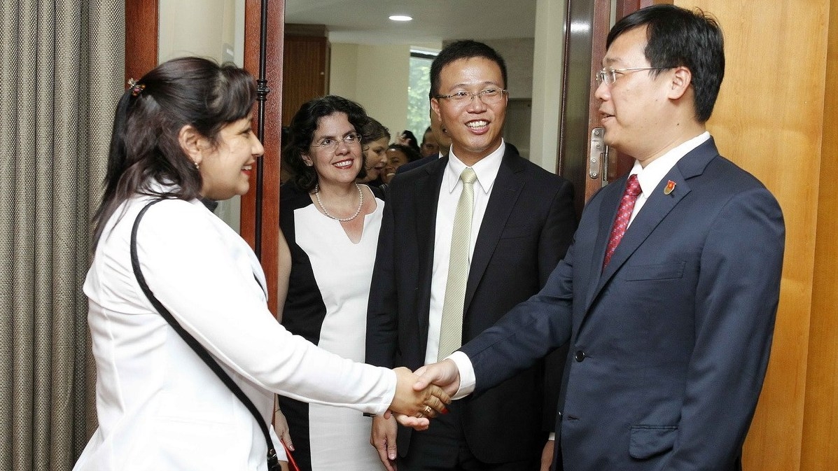 越古两国青年加强合作