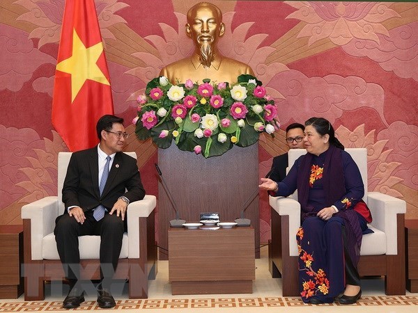 越老两国发挥青年在国家建设和捍卫事业中的优势