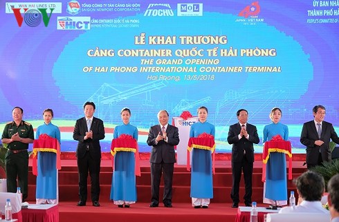 政府总理阮春福出席海防国际集装箱码头揭牌仪式