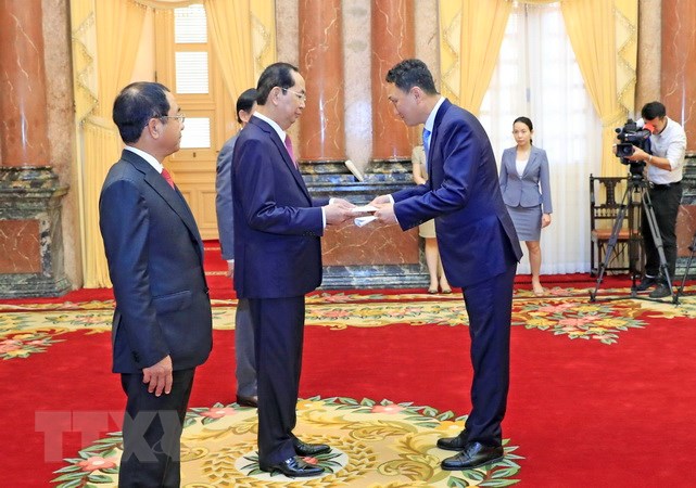 国家主席陈大光会见前来递交国书的各国大使