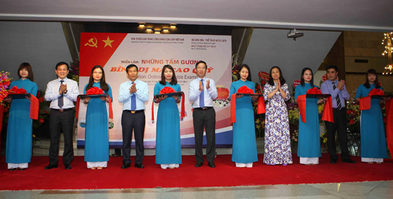 “朴素而高贵的榜样”展览在河内开展