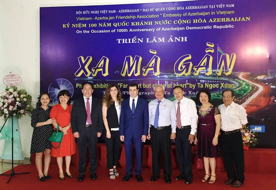 庆祝阿塞拜疆国庆一百周年摄影展在河内举行