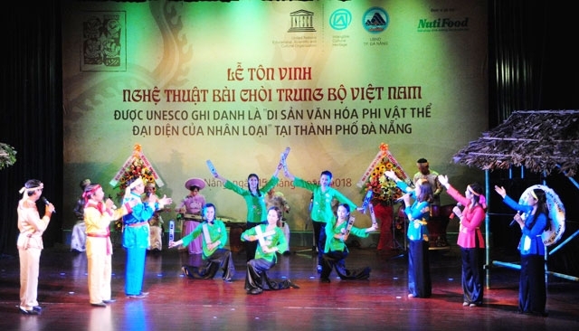 岘港市推崇发牌唱曲艺术