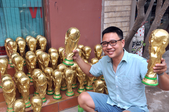 钵场陶瓷村紧锣密鼓地生产世界杯大力神杯模型