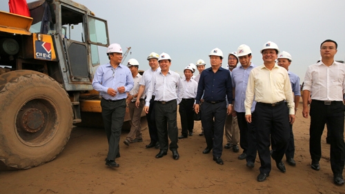 越南政府副总理郑廷勇检查北南高速公路项目施工进度