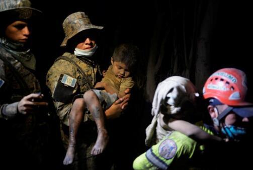 富埃戈火山喷发遇难人数升至62人 危地马拉宣布全国哀悼三天