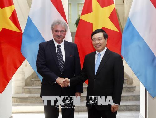 越南政府副总理兼外长范平明同卢森堡外交大臣让•阿瑟伯恩举行会谈