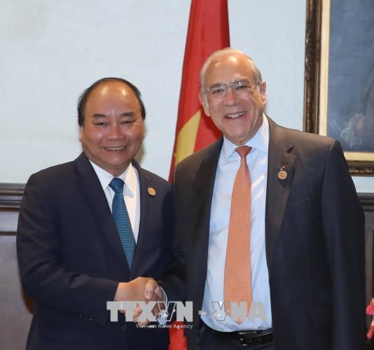 政府总理阮春福会见加拿大前总理让•克雷蒂安和经合组织秘书长