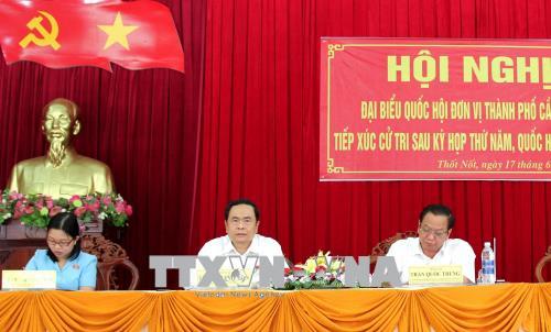 越南祖国阵线中央委员会主席陈清敏会见芹苴市选民