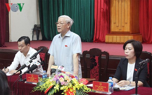 越共中央总书记阮富仲在越南十四届国会五次会议结束后会见河内选民