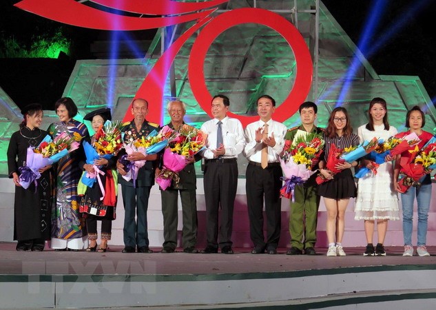 “千朵鲜花敬献胡伯伯”异地连线直播晚会隆重举行