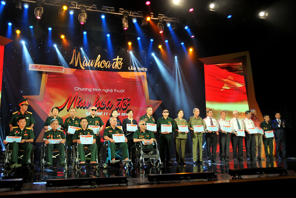2018年第十一届“红花的颜色”艺术晚会在河内举行