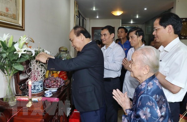 阮春福总理：党和国家一向注重关照为国立功者亲属