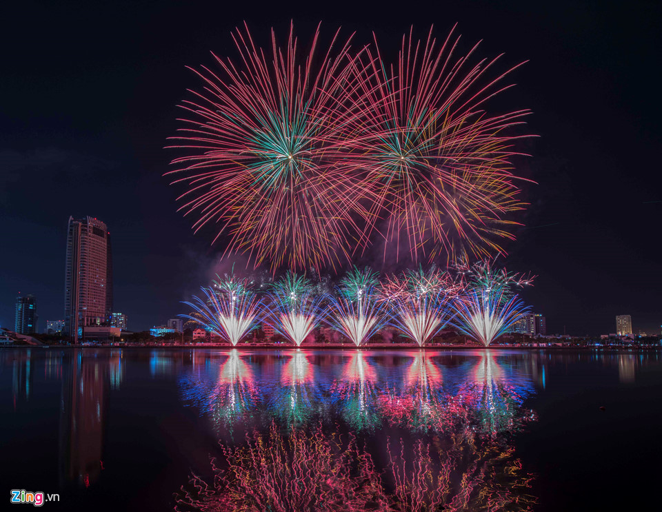 2018岘港国际烟花节总决赛 夜空点亮绚烂美丽