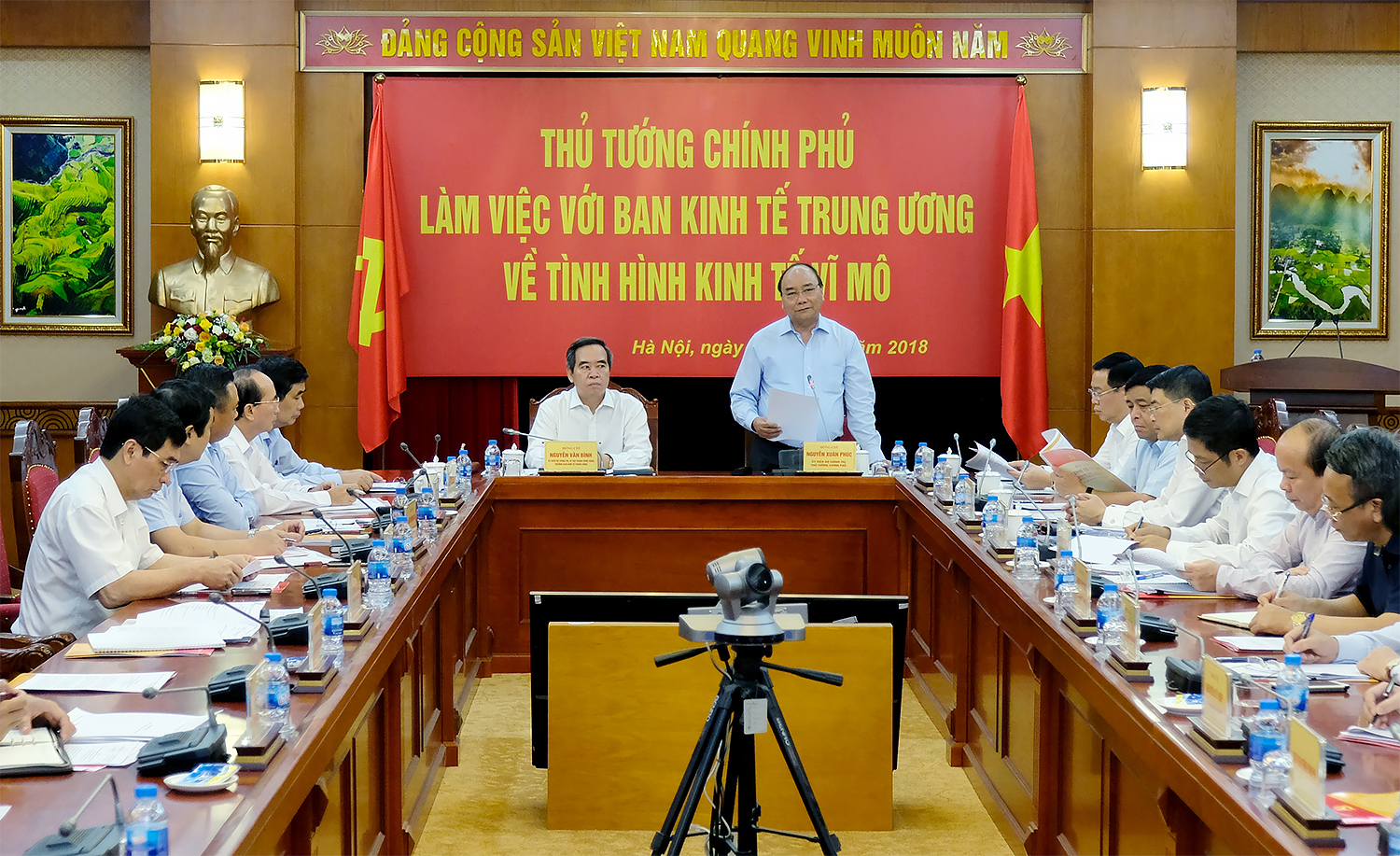 阮春福总理与中央经济部举行工作座谈会