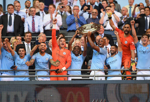 社区盾-阿圭罗梅开二度 曼城2-0力擒切尔西夺冠