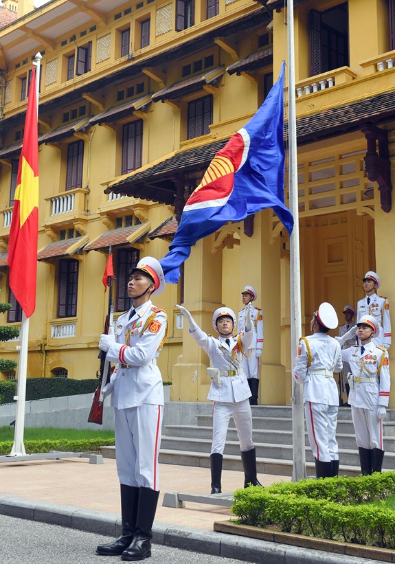 越南外交部举行东盟成立51周年升旗仪式