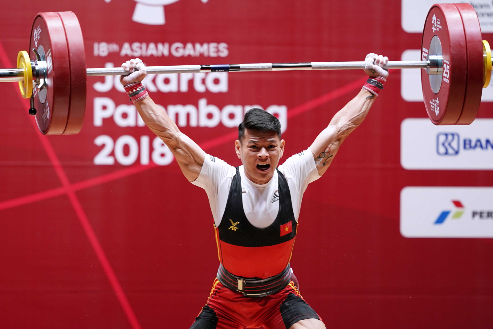 2018年亚运会第二个比赛日：举重选手石金俊摘银