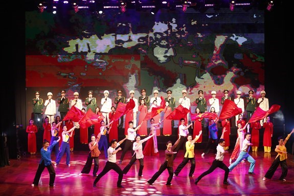 “坚定对党的信心”艺术晚会在河内举行