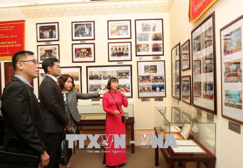 推动越南与新加坡关系向前发展