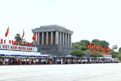 国庆节期间共有3 86万人次游客入陵瞻仰胡志明主席遗容