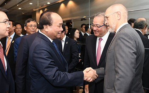 政府总理阮春福主持召开“在第四次工业革命时期吸引对越投资”座谈会