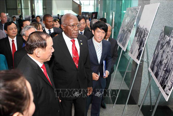 有关古巴领袖菲德尔•卡斯特罗访问越南解放区的图片展在广治省开展