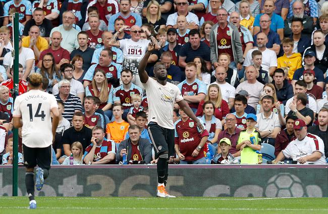 英超： 10人曼联2-0止连败