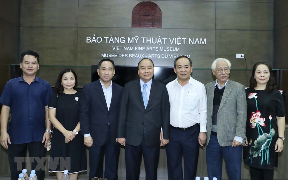 政府总理阮春福走访越南美术馆