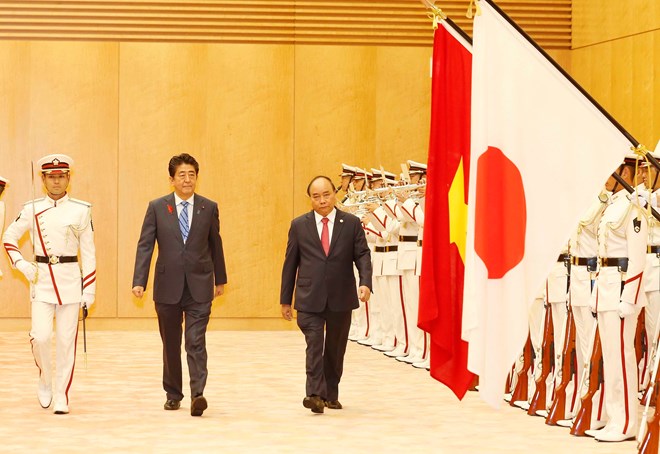 日本首相安倍晋三为越南政府总理阮春福举行隆重欢迎仪式