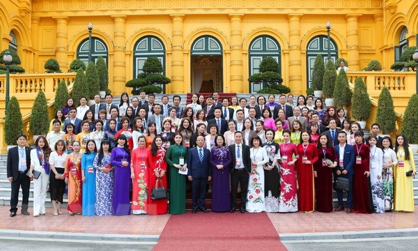 国家代理主席邓氏玉盛会见中小型企业代表团